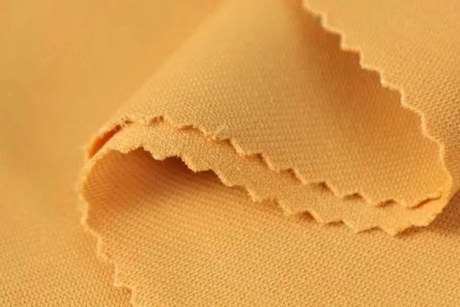 Polyester-dammonia stickat tyg